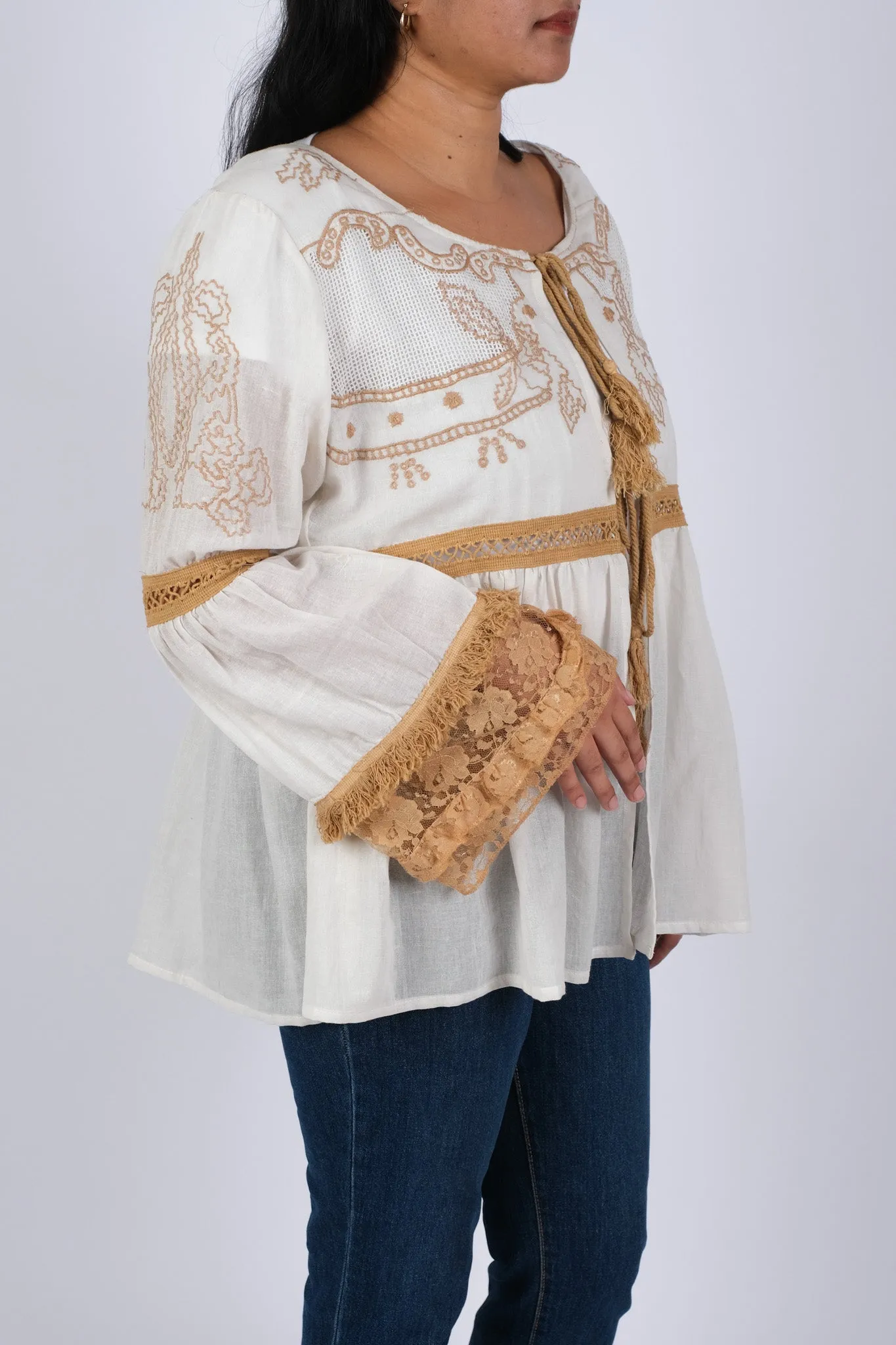225083 Vintage Embroidered White Kimono