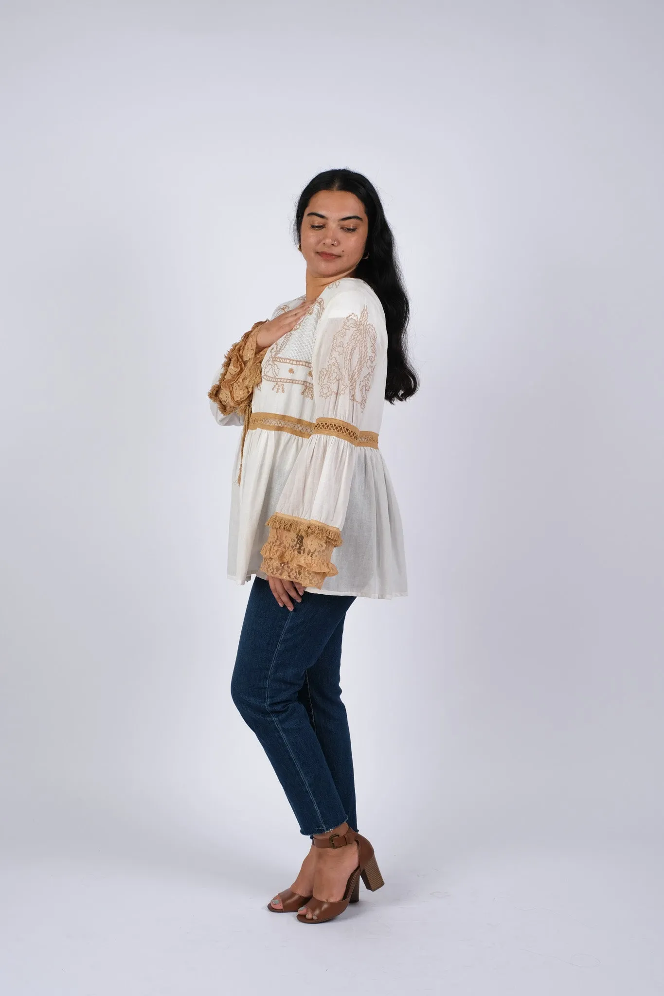 225083 Vintage Embroidered White Kimono